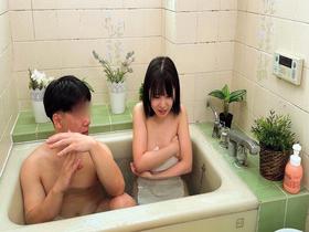 仲良し兄妹限定！せまーいお風呂で密着混浴体験！10年ぶりの兄妹風呂で妹のプリケツちらり！おっぱいポロリ！勃起が抑えきれずそのまま生中出しSEXしちゃいました！　サンプル画像04